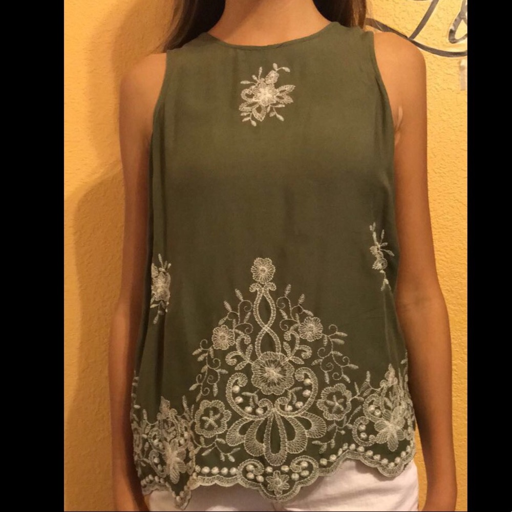Green tank top w / flower designs
